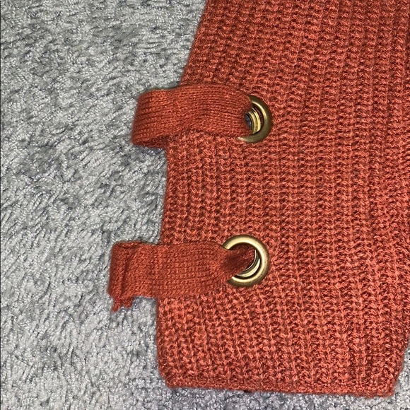 A knitted drawstring sweater. - Picture 3 of 3